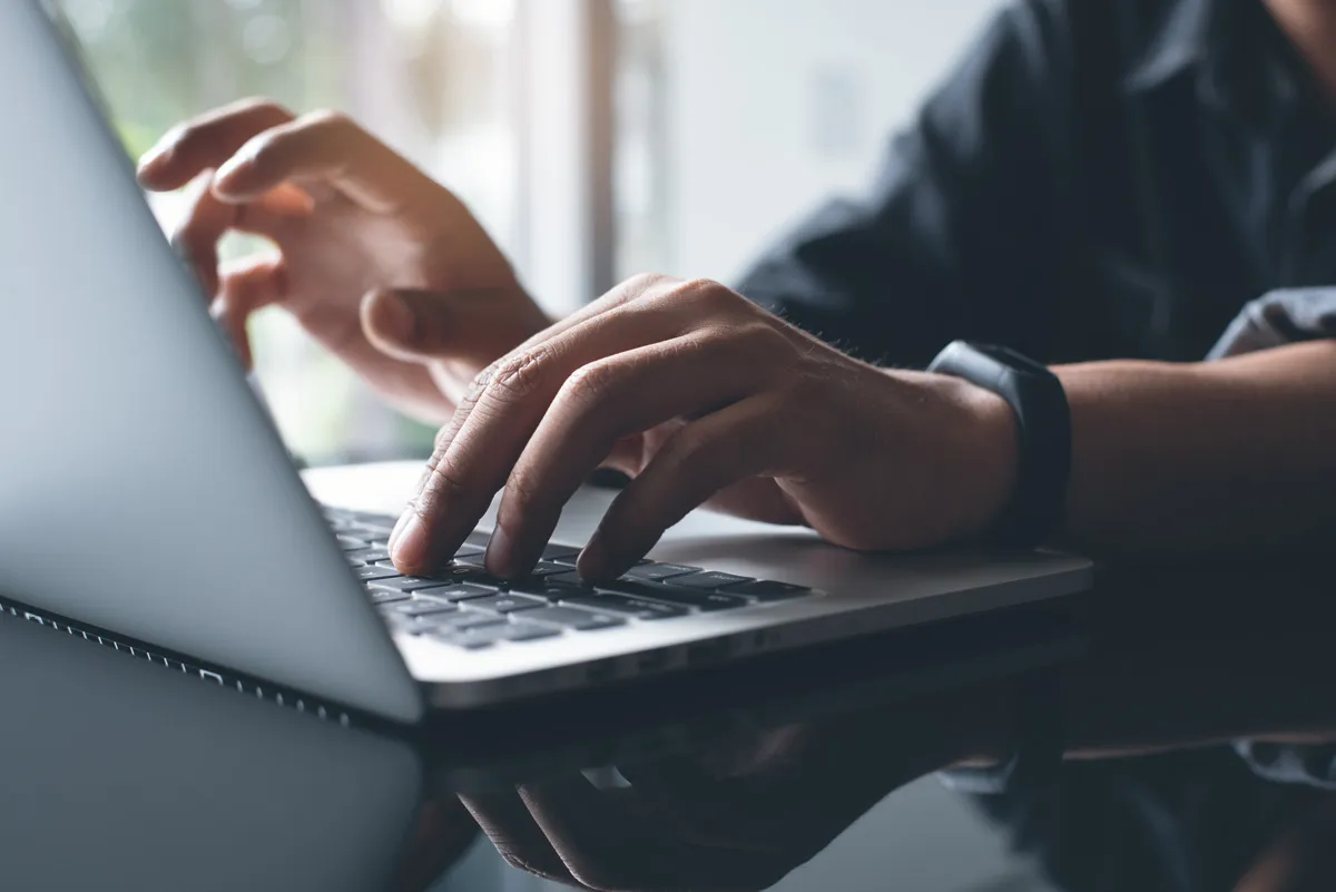 Marketing-Team analysiert Intent Signale